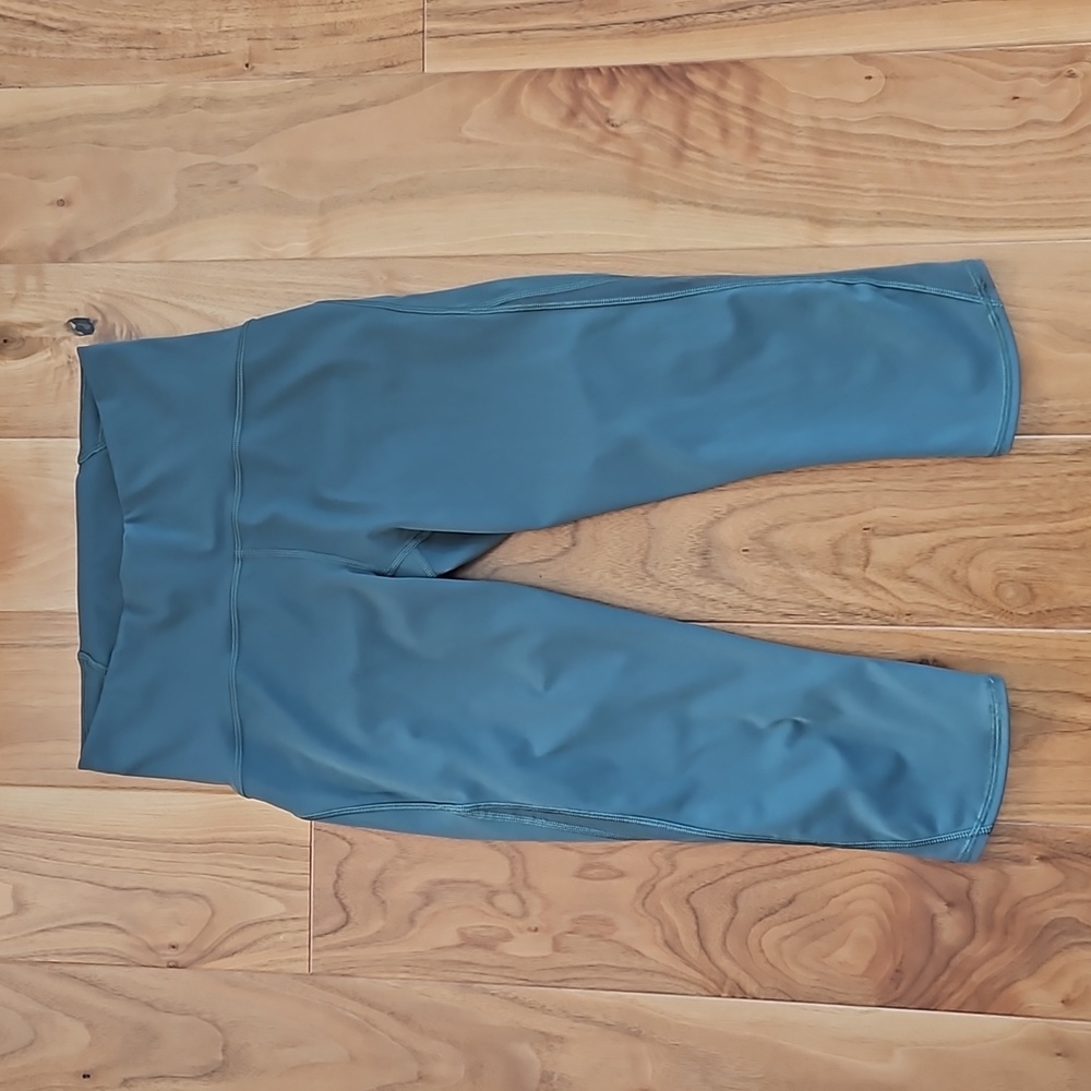 Lululemon Train Times Crop (17"), Size 6 - Picture 4 of 12